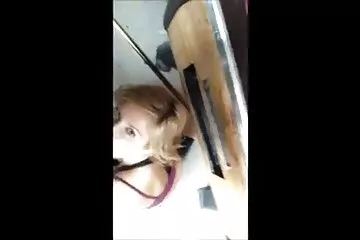 Santa Analus và vua dit vua nghe dien thoai lối vào ống khói.