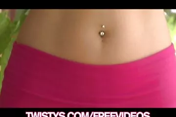 Cặp song sinh bị phim sex vua chúa trừng phạt bởi một con gà trống khổng lồ.