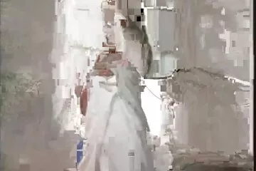 Im lặng và đưa phim sec thoi vua chua nó cho tôi.